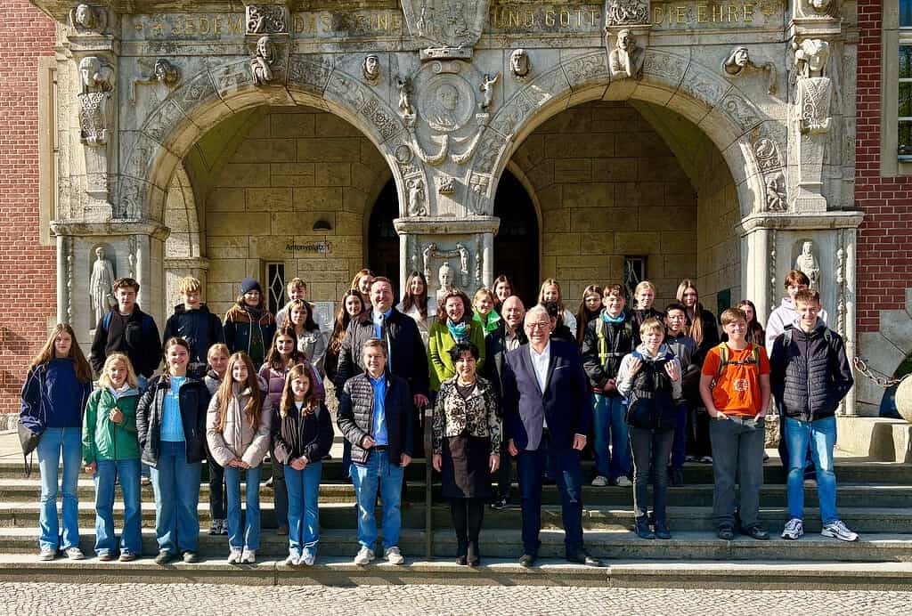 Gruppenbild mit Teilnehmenden des Girls Day 2026 im Rathaus Reinickendorf. ©BA Reinickendorf