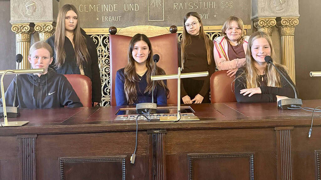 Gruppenbild mit Teilnehmenden des Girls and Boys Day 2026 im BVV-Saal im Rathaus Reinickendorf. © BA Reinickendorf