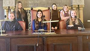 Gruppenbild mit Teilnehmenden des Girls and Boys Day 2026 im BVV-Saal im Rathaus Reinickendorf. © BA Reinickendorf