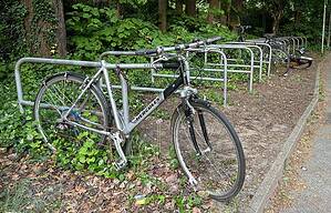 Ein mutmaßliches Schrottfahrrad am S-Bahnhof Waidmannslust.