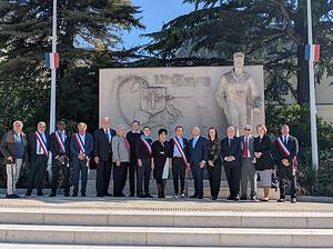 Offizielles Gruppenbild vor dem Mahnmal in Antony. © BA Rdf.