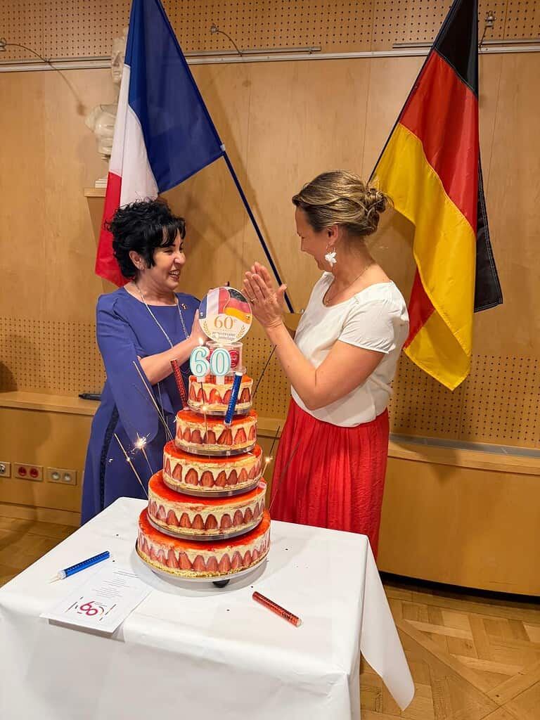 Gemeinsame Gratulation zum 60-jährigen Bestehen der Städtepartnerschaft zwischen Reinickendorfs Bezirksbürgermeisterin Emine Demirbüken-Wegner (l.) und Antonys neuer Bürgermeisterin Aude Nodé-Langlois. Foto: BA Rdf