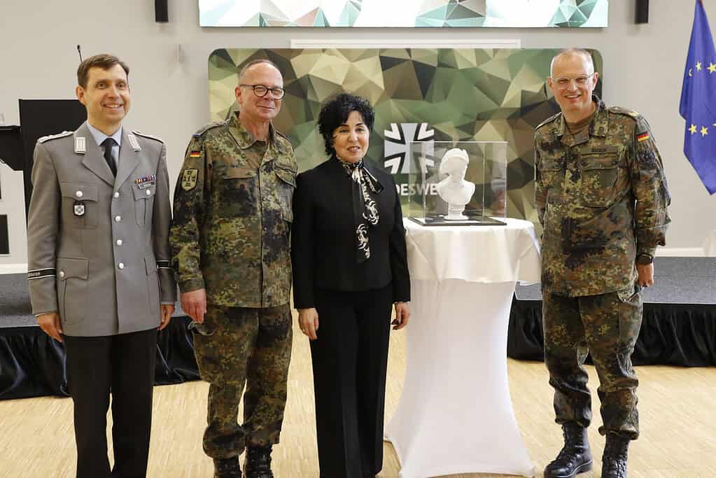 Bezirksbürgermeisterin Demirbüken-Wegner mit Brigadegeneral Horst Busch, Oberst Jens Roßmanith sowie Oberstleutnant Reinhard Kiauka vom Stabsmusikkorps. Bild: Bundeswehr / Kaufmann