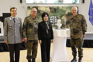 Bezirksbürgermeisterin Demirbüken-Wegner mit Brigadegeneral Horst Busch, Oberst Jens Roßmanith sowie Oberstleutnant Reinhard Kiauka vom Stabsmusikkorps. Bild: Bundeswehr / Kaufmann