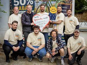 Das Team des Fahrradladens Tegel mit Schirmherr Felix Schönebeck bei der symbolischen Übergabe des Spendenschecks an die Kinderhilfe e.V. Foto: Paul Jaczek