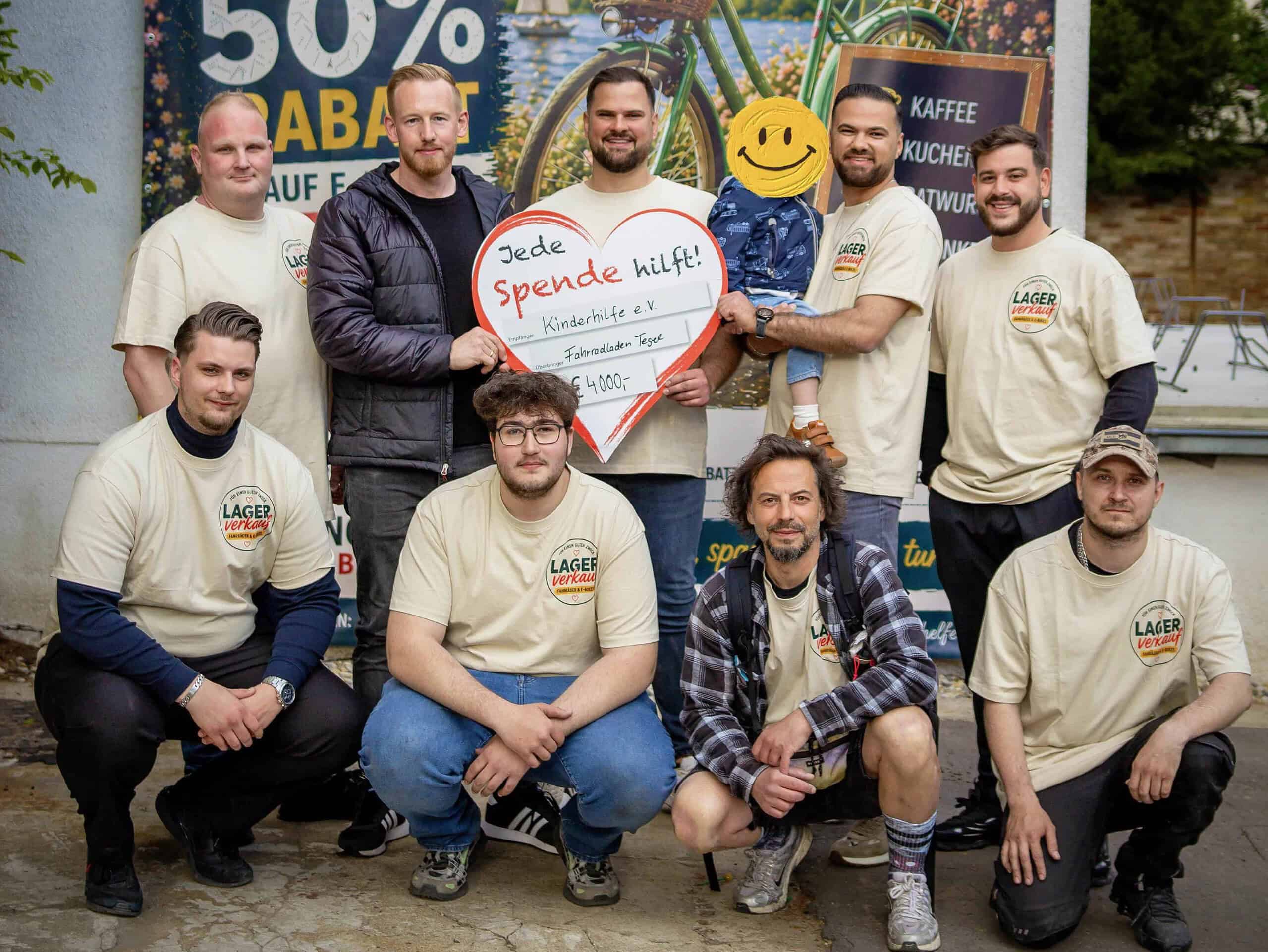 Das Team des Fahrradladens Tegel mit Schirmherr Felix Schönebeck bei der symbolischen Übergabe des Spendenschecks an die Kinderhilfe e.V. Foto: Paul Jaczek
