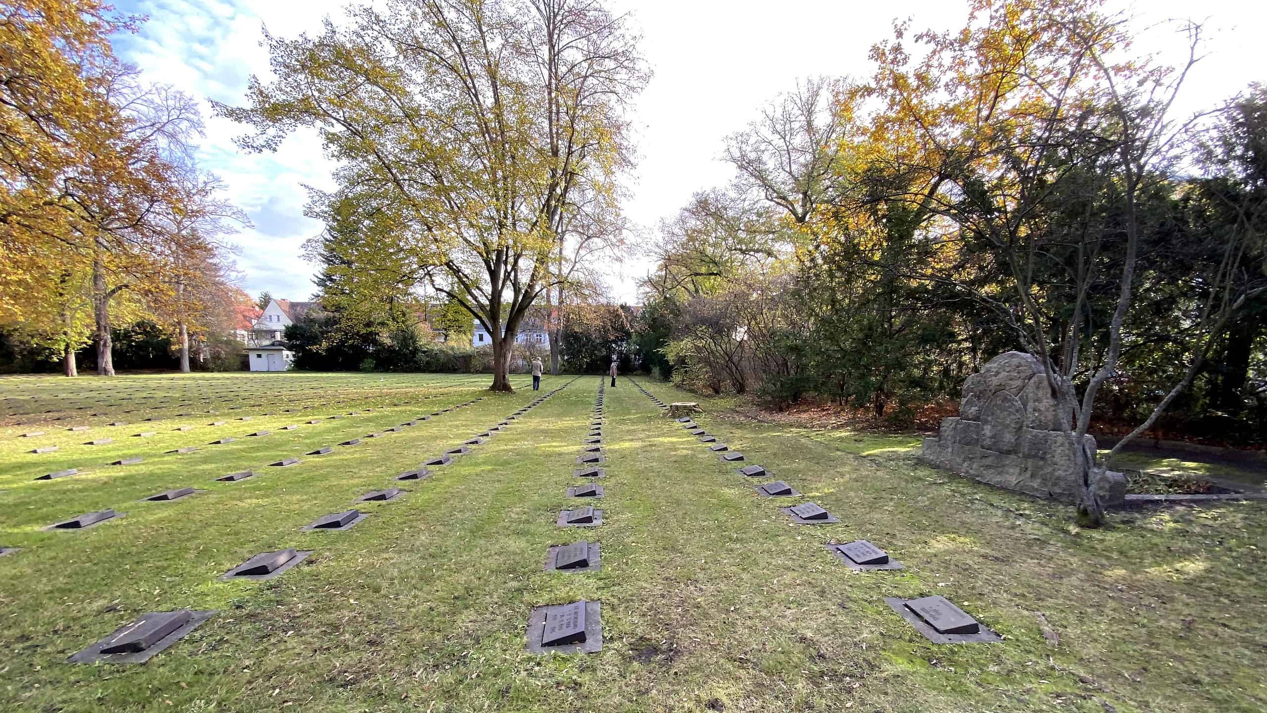 In Reinickendorf befinden sich insgesamt 5.380 Gräber, wie hier auf dem Friedhof am Freiheitsweg. Jugendliche widmen sich in internationalen Workcamps der Pflege dieser Gräber. Foto: DZ