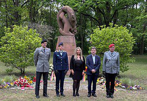 Oberst Roßmanith, Reinickendorfs stellvertretender Bezirksbürgermeister Uwe Brockhausen, die stellvertretende BVV-Vorsteherin Sevda Boyraci, Oberst Leu und Oberstleutnant Schröter (v. r.) würdigten am Mahnmal im Rathauspark den Gedenktag an das Kriegsende am 8. Mai 1945. Foto: BA Reinickendorf