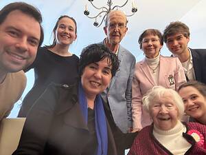 Gemeinsames Geburtstagsbild mit der Jubilarin und Familie. Foto: BA Rdf.