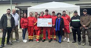 Feierliche Übergabe einer Spende in Höhe von 1.000 Euro an die DLRG Reinickendorf in Anwesenheit von Reinickendorfs Bezirksbürgermeisterin Emine Demirbüken-Wegner. Bild: BA Reinickendorf