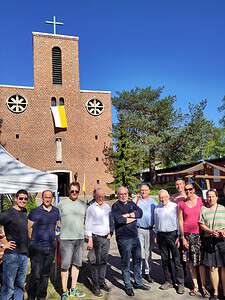 Auch viele Nachbarn, die nicht zur Kirchengemeinde gehören, waren an den Vorbereitungen beteiligt, so dass die Bezeichnung „Siedlerfest“ völlig berechtigt war. Bild: Kath. Pfarrei St. Klara