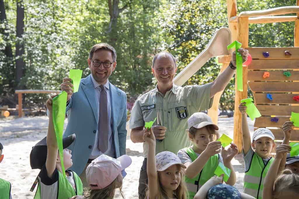 Andreas Kraus und Gunnar Heyne mit Kindern am Klettergerüst