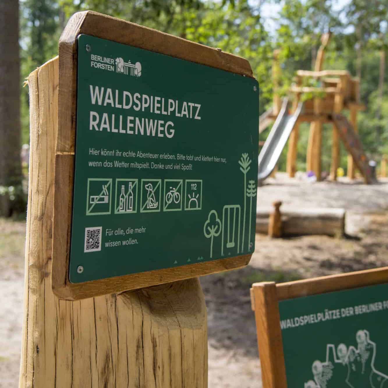 Schild Waldspielplatz Rallenweg der Berliner Forsten