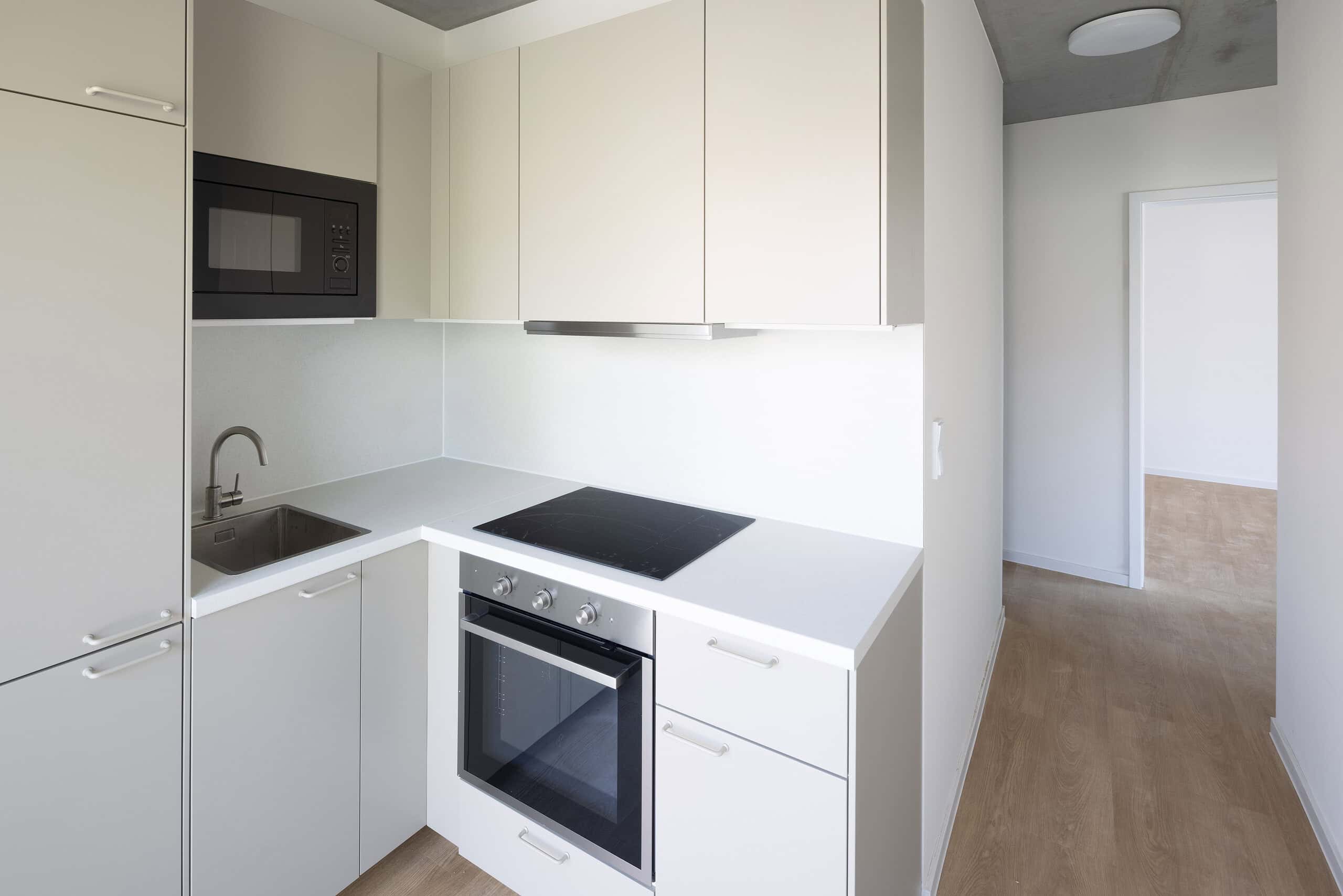 Pantry-Küche mit Backofen und Kochfeld in einer WG-Wohnung