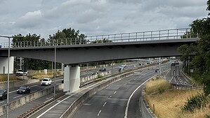 Blick von oben auf die A111 an der Seidelstraße: Unter der neuen U6-Brücke ist die Fahrbahn leer, auf der Gegenfahrbahn rollt der Verkehr.