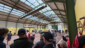 Zahlreiche Boule-Spieler und Zuschauer in der überdachten Boulodrom-Pétanquehalle in Berlin.