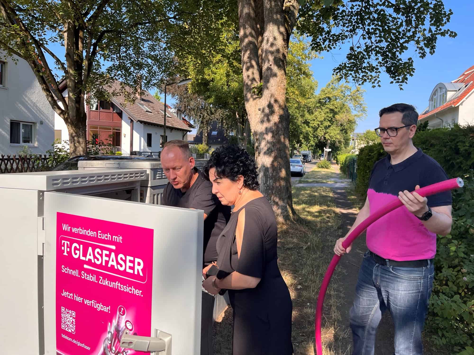 Bezirksbürgermeisterin Emine Demirbüken-Wegner an einem Glasfaser-Verteilerkasten