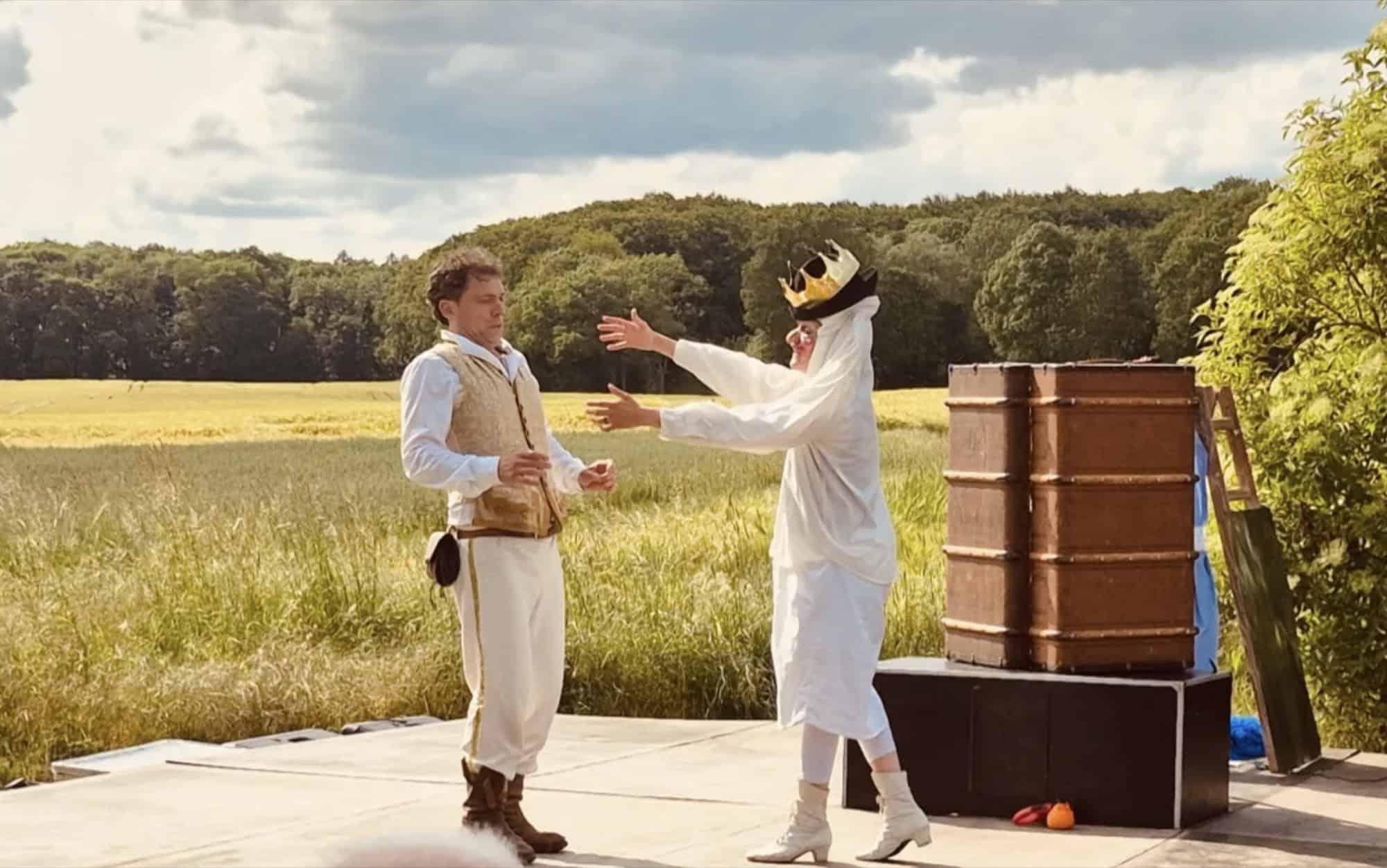 Zwei Schauspieler des Tur Tur Theaters auf einer Freilichtbühne im Grünen