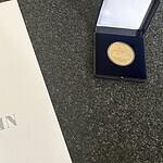 Reinickendorfer Medaille im Etui, weiße Fuchs-Miniaturskulptur und Urkundenmappe mit dem Berliner Bärenwappen
