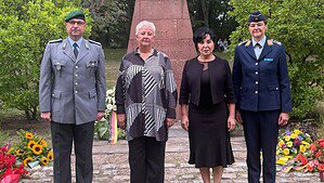 Bezirksbürgermeisterin Emine Demirbüken-Wegner mit BVV-Vorsteherin Kerstin Köppen und Vertretern des Wachbataillons der Bundeswehr am Mahnmal für die Opfer der NS-Diktatur im Rathauspark.