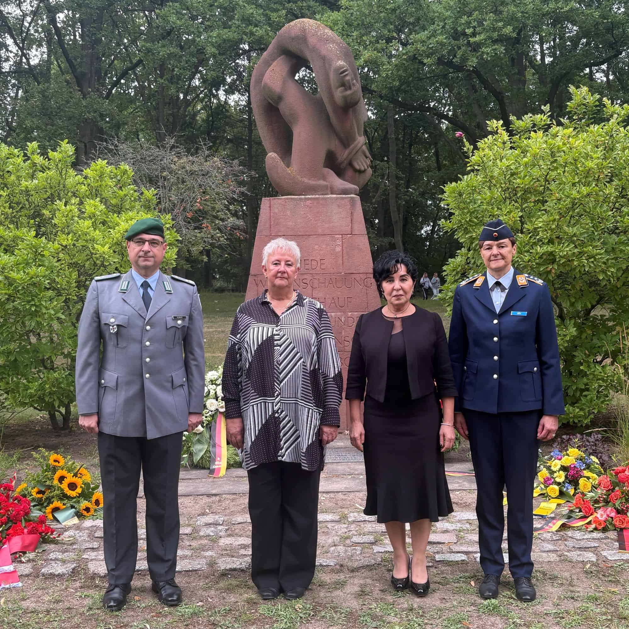 Bezirksbürgermeisterin Emine Demirbüken-Wegner mit BVV-Vorsteherin Kerstin Köppen und Vertretern des Wachbataillons der Bundeswehr am Mahnmal für die Opfer der NS-Diktatur im Rathauspark.