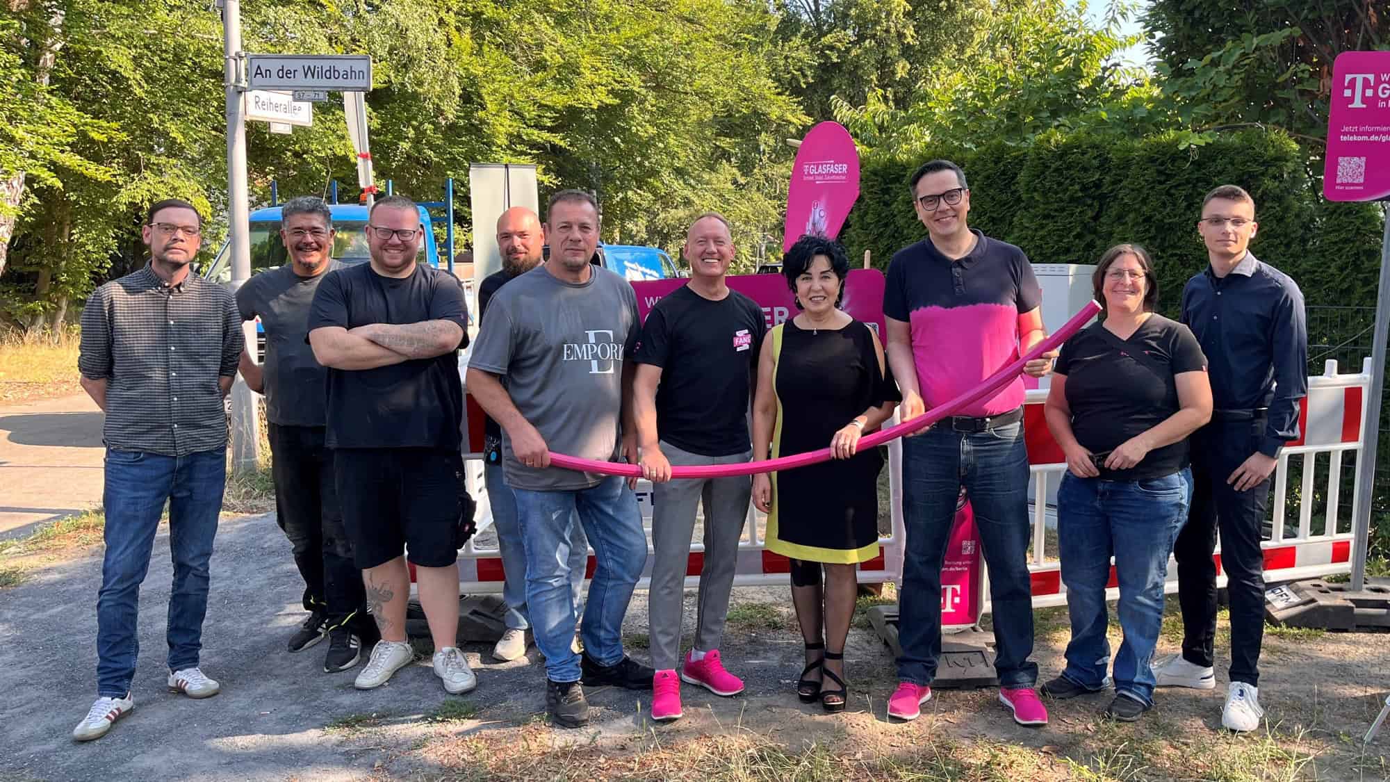 Gruppenbild der Beteiligten von Bezirksamt, Deutscher Telekom und Bauunternehmen beim Start des Glasfaserausbaus