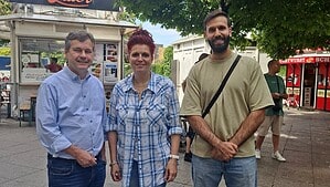 Bezirksstadtrat Uwe Brockhausen mit Berna Ercan und Cagri Coskun von der Horizonte gGmbH am Kurt-Schumacher-Platz