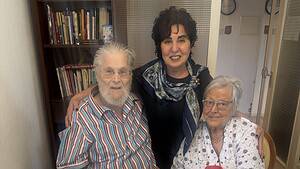Helga und Johann Hötzl mit Bezirksbürgermeisterin Emine Demirbüken-Wegner