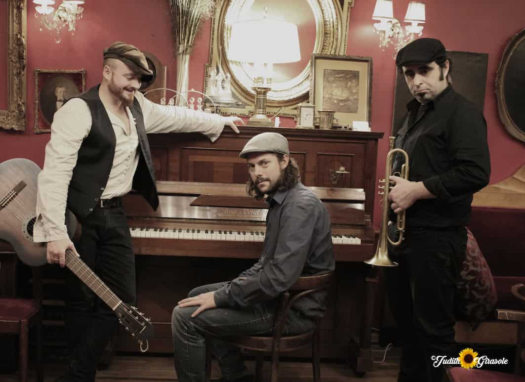 Die Band Luca Burgio e Maison Pigalle mit Gitarre, Klavier und Trompete
