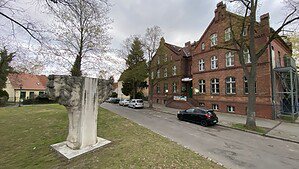 Blick von der Straße auf das rote Backsteingebäude des Museum Reinickendorf.