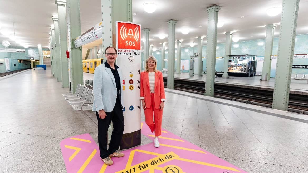Pinkfarbene Pink*Zone-Markierung am U-Bahnhof Alexanderplatz neben der Notruf- und Informationssäule