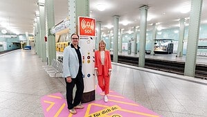 BVG-Vertreter am U-Bahnhof Alexanderplatz auf der pinkfarbenen Pink*Zone-Markierung neben der Notruf- und Informationssäule