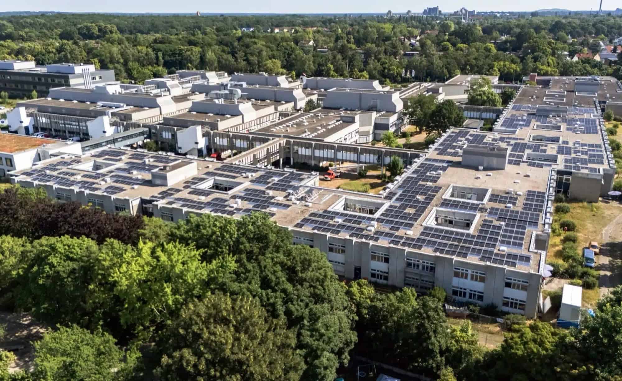 Luftaufnahme des Vivantes Humboldt-Klinikums in Reinickendorf mit Photovoltaikmodulen auf den Dächern