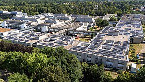 Luftaufnahme des Vivantes Humboldt-Klinikums in Reinickendorf mit Photovoltaikmodulen auf den Dächern