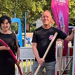 Symbolischer Spatenstich für den Glasfaserausbau in Heiligensee und Konradshöhe: Bezirksbürgermeisterin Emine Demirbüken-Wegner mit zwei Beteiligten und pinkfarbenen Spaten