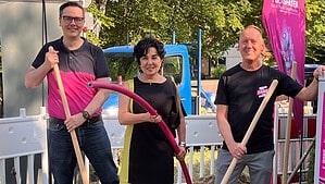 Symbolischer Spatenstich für den Glasfaserausbau in Heiligensee und Konradshöhe: Bezirksbürgermeisterin Emine Demirbüken-Wegner mit zwei Beteiligten und pinkfarbenen Spaten