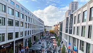 Belebte Fußgängerzone im Tegel-Quartier mit Galeria-Warenhaus und Markthalle