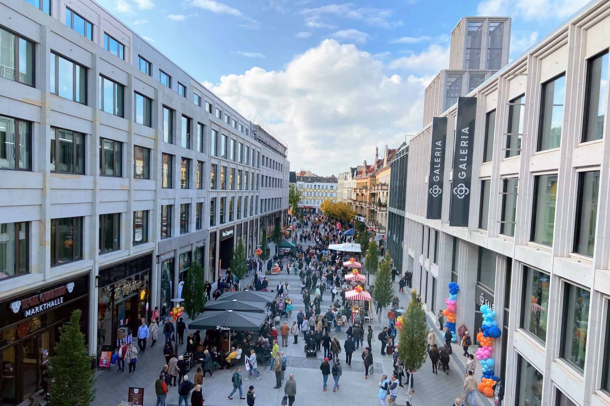 Belebte Fußgängerzone im Tegel-Quartier mit Galeria-Warenhaus und Markthalle