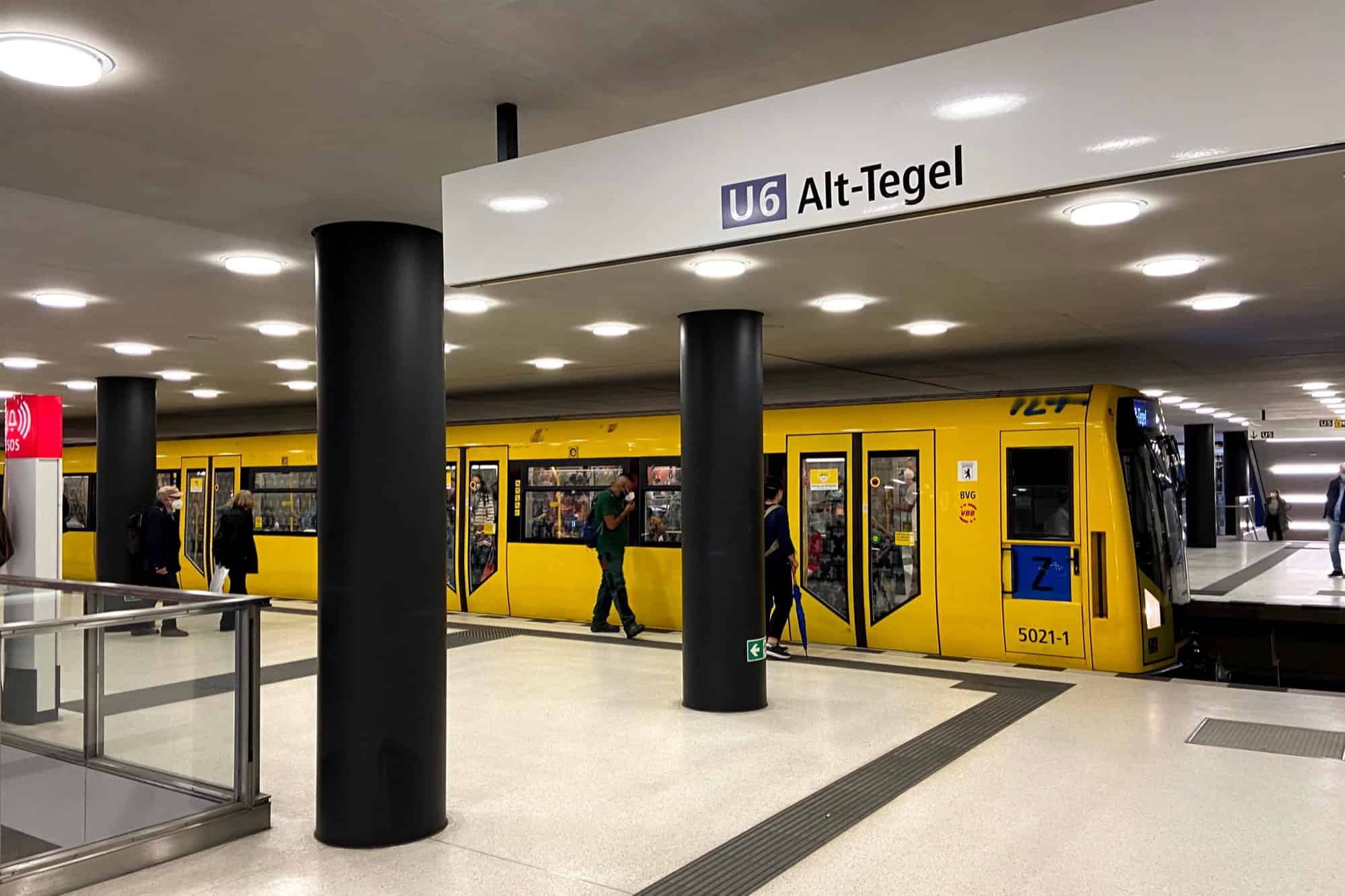Ein gelber Zug der U6 mit dem Fahrtziel Alt-Tegel steht am Bahnsteig des U-Bahnhofs Leopoldplatz, darüber das Richtungsschild „U6 Alt-Tegel“.