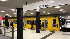 Ein gelber Zug der U6 mit dem Fahrtziel Alt-Tegel steht am Bahnsteig des U-Bahnhofs Leopoldplatz, darüber das Richtungsschild „U6 Alt-Tegel“.