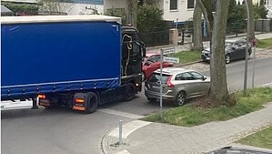 Ein LKW steckt im Waldseeviertel fest. Bild: © Initiative offene Nachbarschft