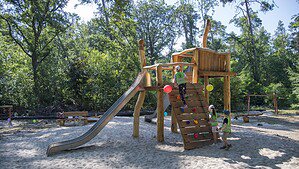 Neuer Kletterturm aus Holz mit Rutsche und Kletterwand auf dem Waldspielplatz Rallenweg im Tegeler Forst