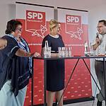 Wirtschaftssenatorin Franziska Giffey (M.) und SPD-Kandidat Samuel Märkt (2. v. r.) mit weiteren Diskussionspartnern.