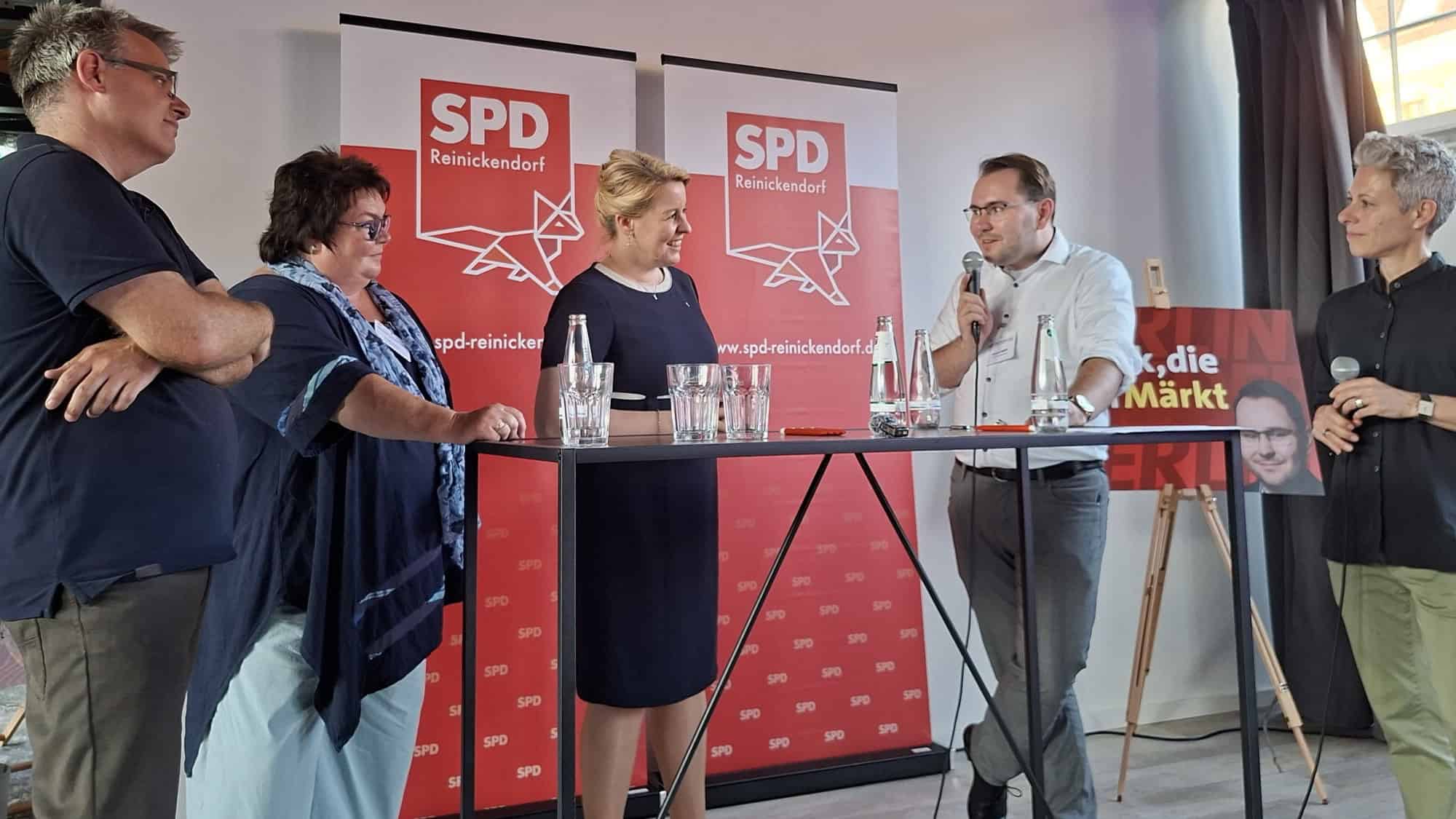 Wirtschaftssenatorin Franziska Giffey (M.) und SPD-Kandidat Samuel Märkt (2. v. r.) mit weiteren Diskussionspartnern.