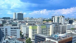 Blick über Berliner Wohn- und Geschäftshäuser mit dem Mercedes-Hochhaus im Hintergrund