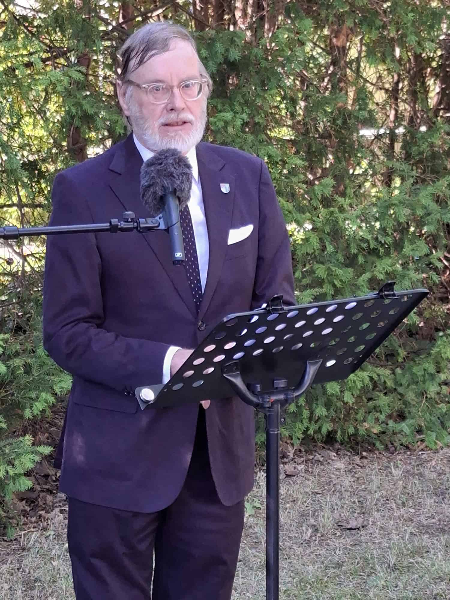 Dr. Ulrich Strempel spricht bei der Gedenkveranstaltung