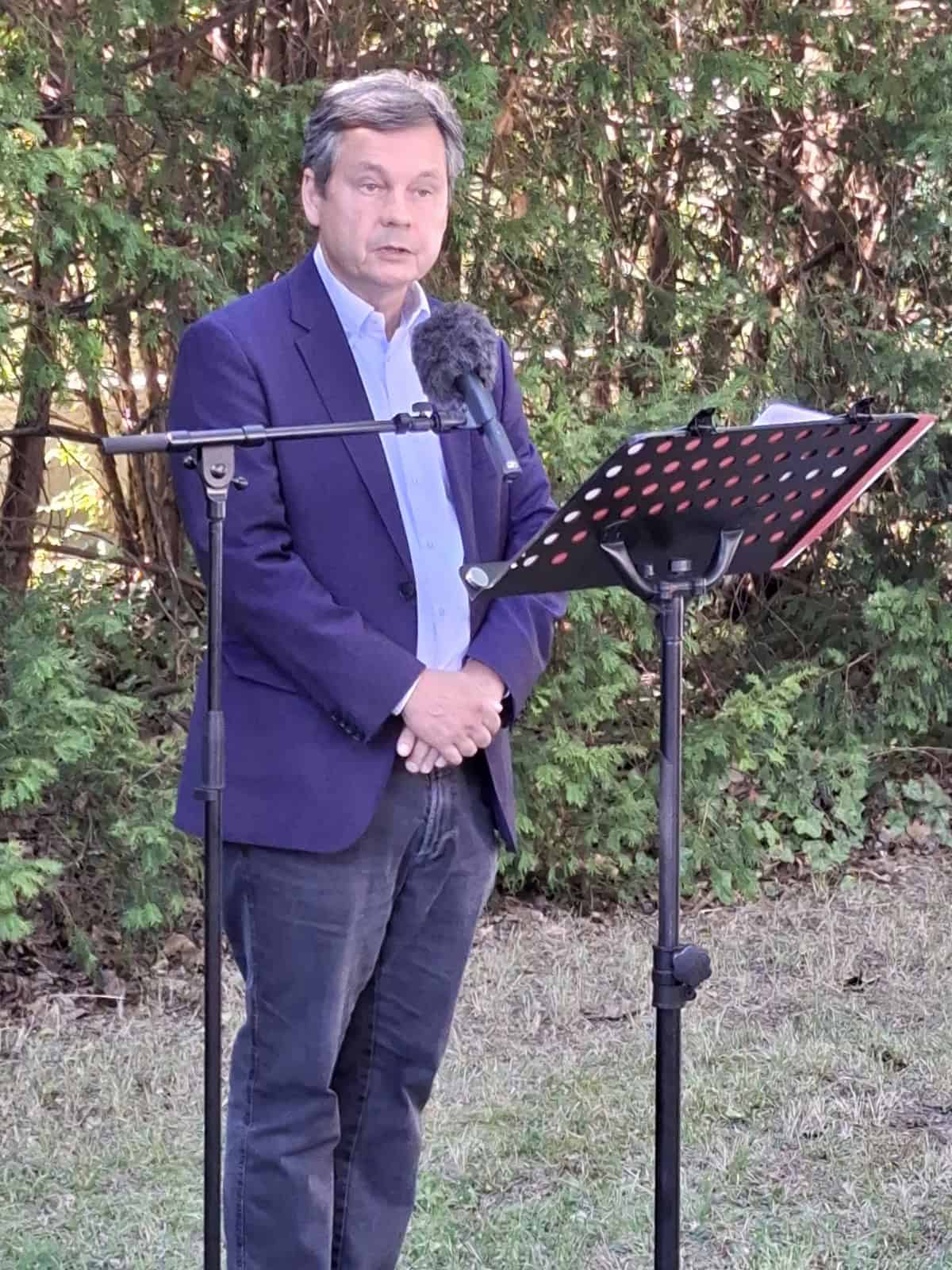 Uwe Brockhausen spricht bei der Gedenkveranstaltung am Gedenkkreuz