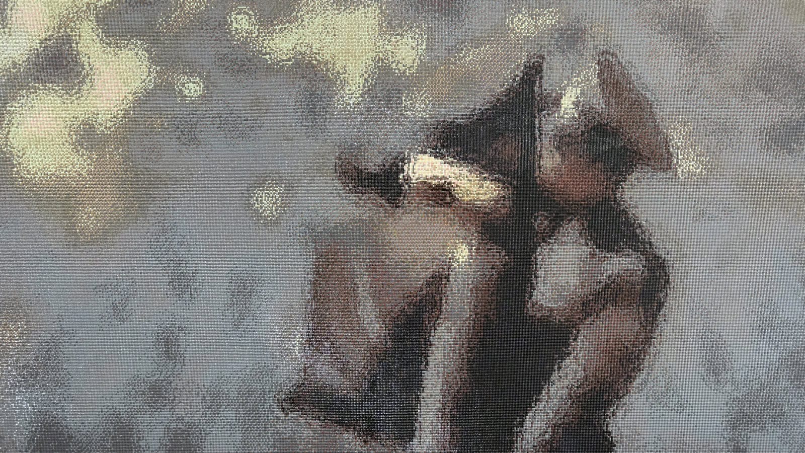 Detail der Arbeit „Kiss“: Aus dicht gesetzten Mikroplastikperlen setzt sich ein Paar in enger Umarmung in gedeckten Grau- und Brauntönen zusammen.