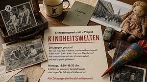 Alte Kinderfotos, ein Zeugnisheft, eine Stoffpuppe und eine Schultüte liegen auf einem Holztisch um einen Aufruf zur Erinnerungswerkstatt „Kindheitswelten“.