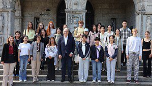 Gruppenfoto der deutschen und chinesischen Austauschgruppe auf der Treppe vor dem Rathaus Reinickendorf